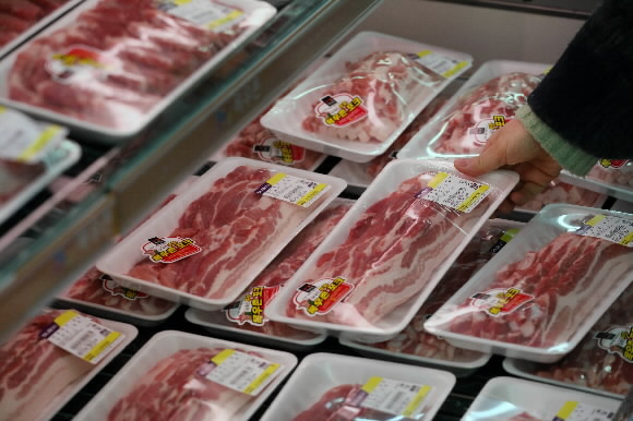 한국은행이 발표한 4월 생산자물가지수에 따르면 돼지고기 가격이 28.2% 급등한 것으로 나타났다.
