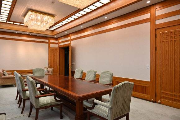 대통령실은 26일부터 청와대 본관 실내를 개방하고, 관저 건물 내부도 공개하겠다고 밝혔다. 사진은 청와대 관저 접견실 모습. 2022.5.24  대통령실 제공