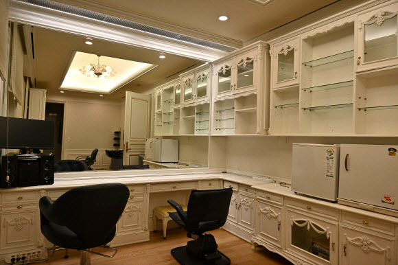 대통령실은 26일부터 청와대 본관 실내를 개방하고, 관저 건물 내부도 공개하겠다고 밝혔다. 사진은 청와대 관저 메이크업실 모습. 2022.5.24  대통령실 제공