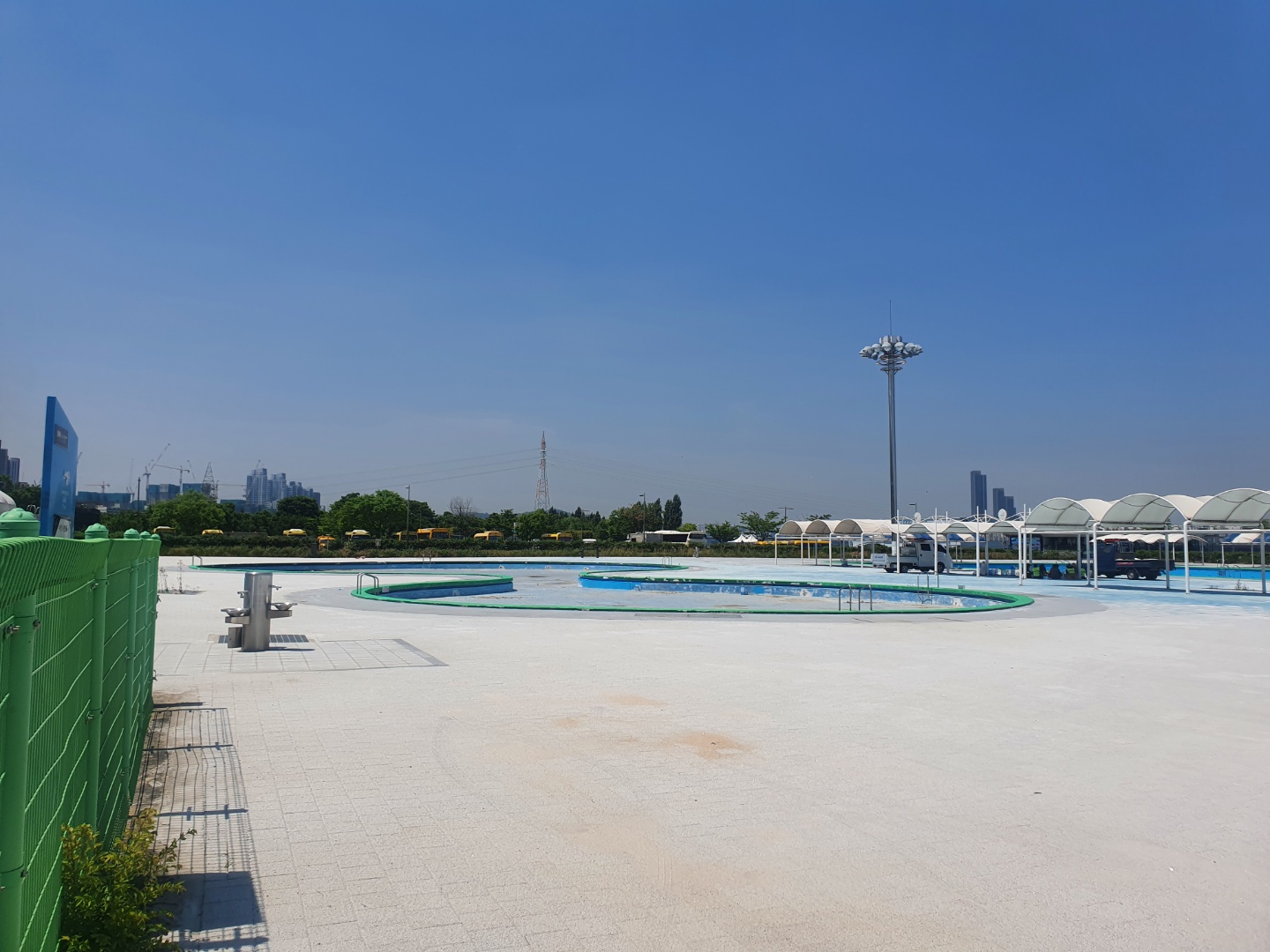 24일 개장 준비가 한창인 서울 한강공원 잠원 수영장