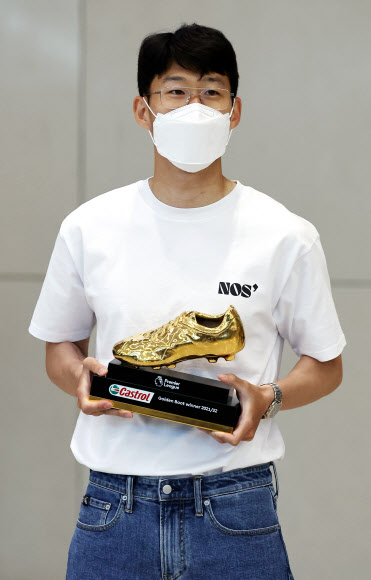 2021~2022 시즌 잉글랜드 프리미어리그(EPL) 득점왕을 차지한 토트넘 홋스퍼의 손흥민이 24일 오후 인천국제공항 제2여객터미널을 통해 귀국하며 골든부트를 들어보이고 있다. 2022.5.24 연합뉴스