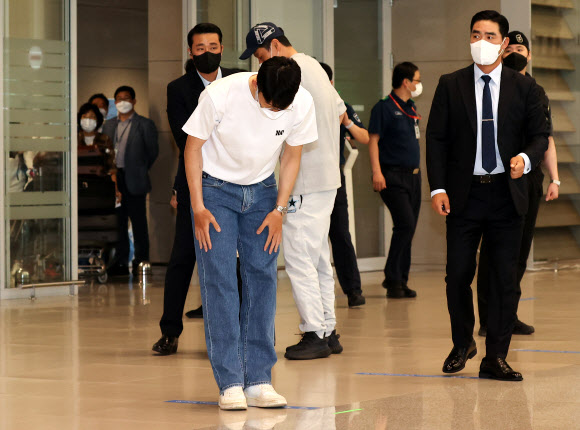 아시아 최초로 영국 프리미어리그 득점왕으로 등극한 손흥민(30·토트넘)이 인천국제공항 제2여객터미널로 귀국하며 인사하고 있다. 손흥민은 2021-2022시즌 프리미어리그에서 23골을 기록하며 리버풀의 무함마드 살라흐와 공동 득점왕에 올랐다. 아시아인이 잉글랜드 프리미어리그(EPL)에서 득점왕을 차지한 것은 이번이 처음이다. 연 합뉴스