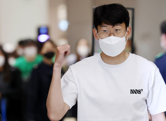 2021~2022 시즌 잉글랜드 프리미어리그(EPL) 득점왕을 차지한 토트넘 홋스퍼의 손흥민이 24일 오후 인천국제공항 제2여객터미널을 통해 입국하며 주먹을 쥐어보이고 있다. 2022.5.24  연합뉴스