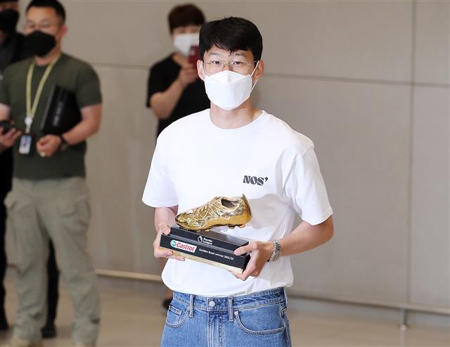 아시아 선수로는 역대 최초로 잉글랜드 프로축구 프리미어리그(EPL) 득점왕에 등극한 손흥민(토트넘)이 24일 오후 인천국제공항을 통해 귀국해 골든부츠를 들고 포즈를 취하고 있다.  손흥민은 영국 노리치의 캐로우 로드에서 열린 노리치 시티와 2021-2022시즌 EPL 최종 35라운드에서 리그 22?23호골을 터트리며 토트넘의 5-0 대승에 일조했고 정규리그 23골로 모하메드 살라(리버풀)와 공동 득점왕이 됐다. 1992년 출범한 EPL에서 아시아 선수가 득점왕에 오른 건 손흥민이 최초다. 유럽 5대 리그로 불리는 EPL, 스페인 프리메라리가, 독일 분데스리가, 프랑스 리그1, 이탈리아 세리에A를 통틀어서도 아시아 첫 득점왕이다. 2022.3.22 뉴스1