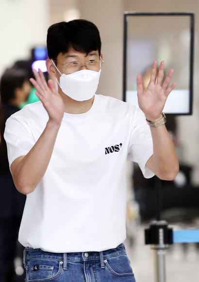 2021~2022 시즌 잉글랜드 프리미어리그(EPL) 득점왕을 차지한 토트넘 홋스퍼의 손흥민이 24일 오후 인천국제공항 제2여객터미널을 통해 입국하며 인사하고 있다. 2022.5.24  연합뉴스