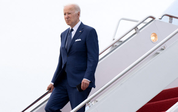 조 바이든 미국 대통령이 24일(현지시간) 한국과 일본 방문을 마치고 메릴랜드주 앤드루스 공군기지에 도착해 전용기(에어포스원)에서 내려오고 있다. 2022.05.25 AFP연합뉴스