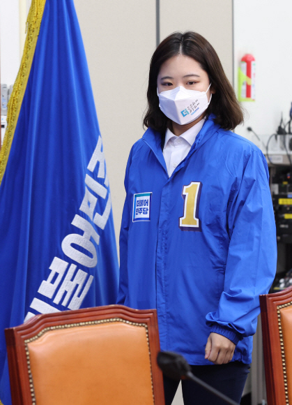 박지현 더불어민주당 상임선대위원장이 25일 오전 서울 여의도 국회에서 열린 국정균형과 민생안정을 위한 선대위 합동회의에 참석하고 있다. 2022. 5. 25  정연호 기자