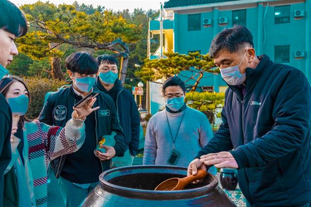 나장연(오른쪽) 한산소곡주 대표가 서천 삶기술학교 청년들에게 술맛을 보여 주고 있다.