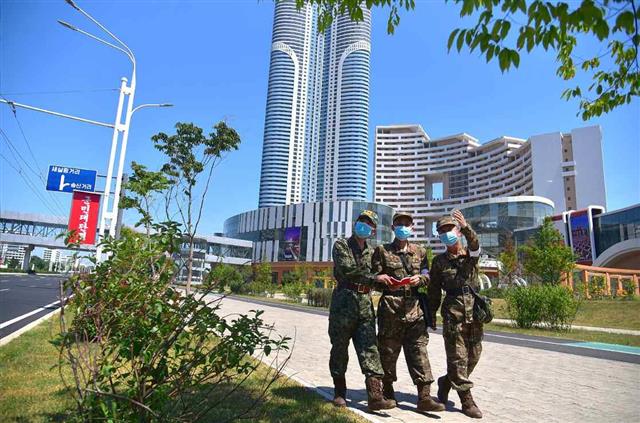 코로나19에 ‘주민 편의보장 노력’… 북한 인민군