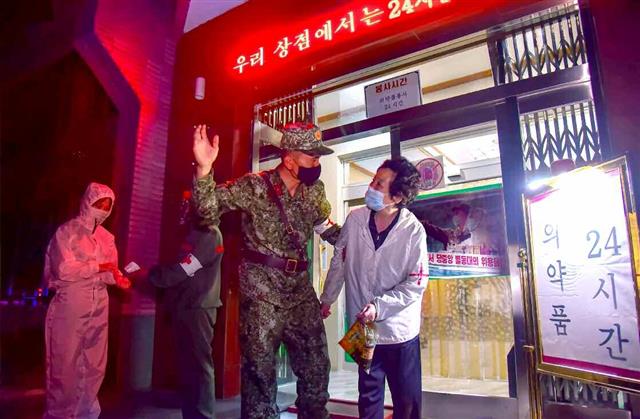 밤에 약국 찾은 주민 상담해주는 북한 인민군