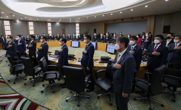 윤석열 대통령과 국무위원들이 26일 정부세종청사에서 열린 국무회의에서 국민의례를 하고 있다. 2022. 5. 26 박지환 기자