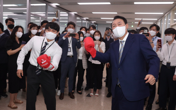 26일 정부세종청사에서 열린 국무회의가 끝나고 윤석열 대통령이 경제조정실을 방문해 직원들과 ‘규제타파‘ 등을 외치며 글러브를 끼고 어퍼컷을 하고 있다. 2022. 5. 26 박지환 기자