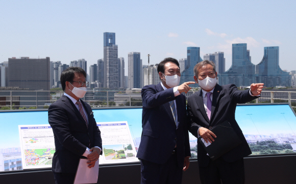 26일 정부세종청사에서 열린 국무회의가 끝나고 윤석열 대통령이 옥상정원을 방문해 세종시에 대한 설명을 듣고 있다. 2022. 5. 26 박지환 기자