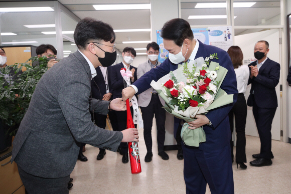 윤석열 대통령이 26일 취임 후 처음으로 정부세종청사를 방문, 국정운영실 직원들에게 국정운영 홈런 기원 야구 방망이를 선물받고 있다.2022. 5. 26 박지환 기자
