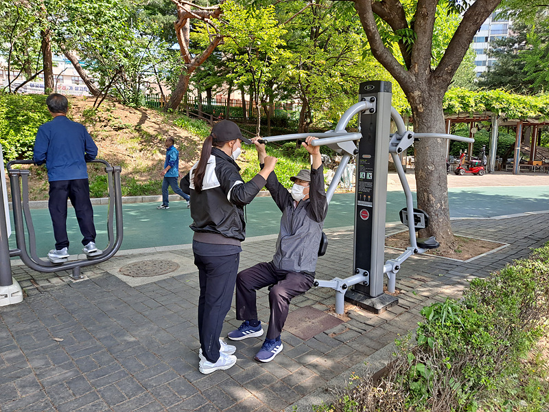 양천구 한 공원에서 체육지도사가 구민에게 운동 방법을 지도하고 있는 모습. 양천구 제공