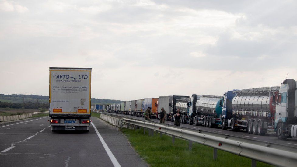 우크라이나를 떠나려는 트럭들이 25km나 길게 줄 지어 서 있다. AFP 자료사진