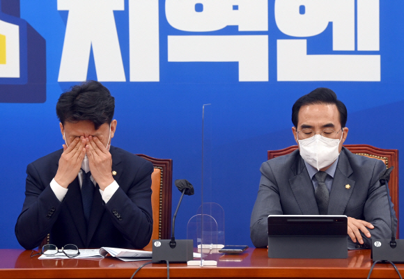 박홍근(오른쪽) 더불어민주당 원내대표가 25일 국회에서 열린 민주당 정책조정회의에서 참석자의 발언을 듣고 있다. 왼쪽은 같은 당 진성준 원내수석부대표가 피곤한 듯 눈을 비비고 있는 모습. 김명국 기자