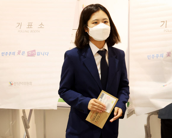 투표하는 더불어민주당 박지현 상임선대위원장