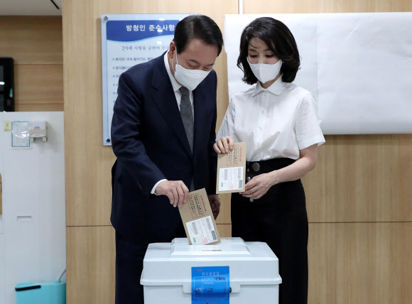 사전 투표하는 윤석열 대통령 내외