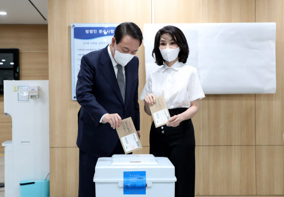 사전 투표하는 윤석열 대통령 내외