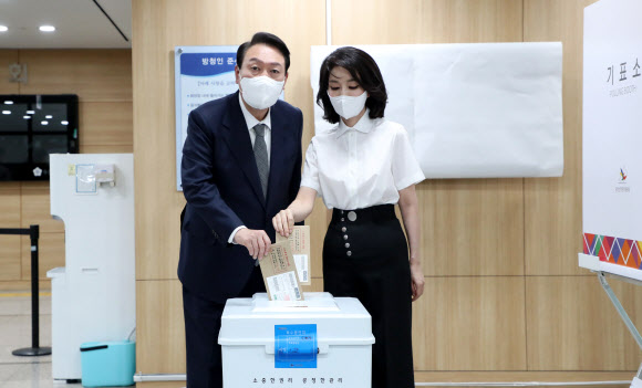 사전 투표하는 윤석열 대통령 내외