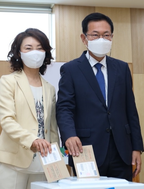 박남춘 후보가 사전투표 첫날인 27일 오전 9시 인천 간석3동 주민센터 투표소에서 배우자와 함께 투표를 하고 있다.
