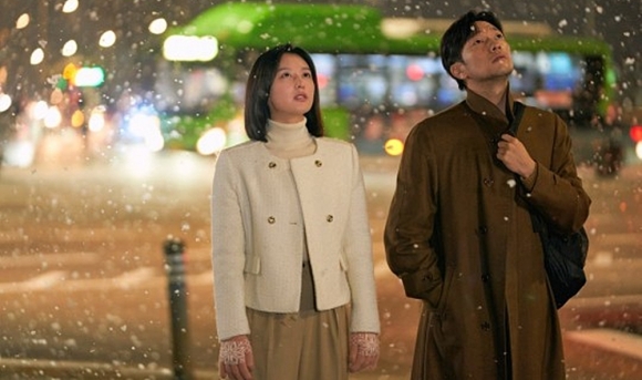 드라마 ‘나의 해방일지’에 출연하고 있는 배우 김지원(왼쪽), 손석구의 모습이다. JTBC