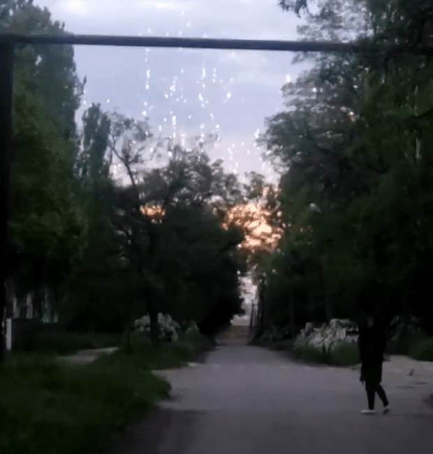 25일 우크라이나 돈바스 도네츠크 지역에서 포착된 테르밋 소이탄.