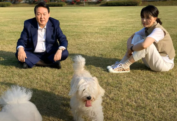 윤석열 대통령과 김건희 여사가 서울 용산 대통령실 앞 잔디 광장에서 반려견들과 시간을 보내는 모습이 SNS를 통해 29일 공개됐다. 2022.5.29  페이스북 건희사랑 캡처