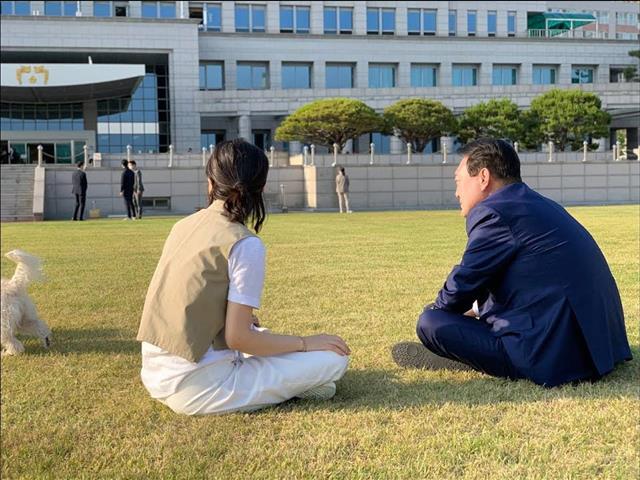 윤석열 대통령과 부인 김건희 여사가 반려견들과 용산 대통령실 잔디밭에서 즐거운 시간을 보내고 있는 모습이 29일 공개됐다. 2022.5.2 건희사랑