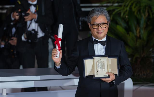 영화감독 박찬욱이 28일(현지시간) 제75회 칸 국제영화제가 열리고 있는 프랑스 남부 칸 ‘팔레 데 페스티벌’(Palais des Festivals)에서 열린 폐막식에 참석해 수상한 감독상 트로피를 들어 포즈를 하고 있다. 2022.5.29 뉴스1