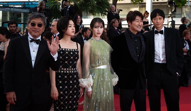 28일(현지시간) 프랑스 칸 팔레 데 페스티벌(Palais des Festivals) 뤼미에르 대극장에서 열린 ‘제75회 칸 국제영화제’ 폐막식에서 영화 ‘브로커’의 감독과 출연 배우들이 레드카펫을 지나며 취재진을 향해 인사하고 있다.  왼쪽부터 고레에다 히로카즈 감독, 배우 이주영, 이지은, 송강호, 강동원. 2022.5.29 뉴스1