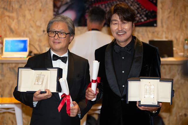 박찬욱 감독(왼쪽)과 배우 송강호가 28일(현지시간) 프랑스 칸 팔레 데 페스티벌(Palais des Festivals)에서 열린 ‘제75회 칸 국제영화제’ 폐막식에 참석해 트로피와 함께 포즈를 취하고 있다. 2022.5.29 뉴스1