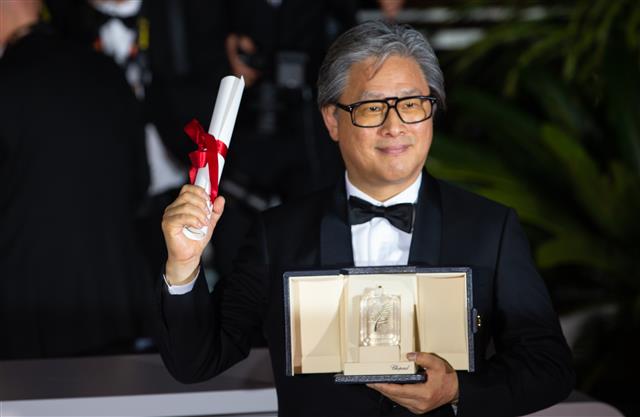 영화감독 박찬욱이 28일(현지시간) 제75회 칸 국제영화제가 열리고 있는 프랑스 남부 칸 ‘팔레 데 페스티벌’(Palais des Festivals)에서 열린 폐막식에 참석해 수상한 감독상 트로피를 들어보이며 포즈를 취하고 있다. 2022.5.29 뉴스1