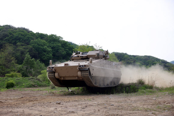 한화디펜스가 지난 27일 육군 11사단 부대 훈련장에서 미래형 보병전투장갑차 레드백 시범 운용 ‘미디어데이’ 행사를 개최했다고 29일 밝혔다. 사진은 육군의 레드백 기동 시연 모습. 2022.5.29  한화디펜스 제공