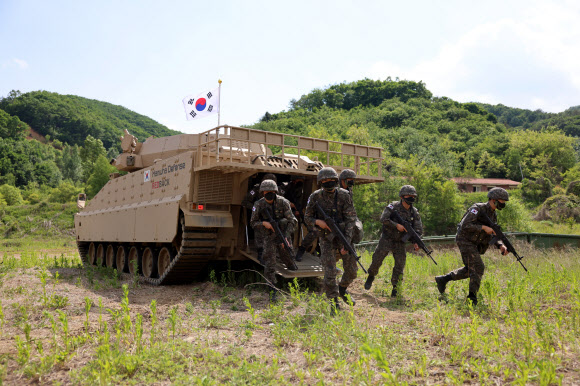한화디펜스가 지난 27일 육군 11사단 부대 훈련장에서 미래형 보병전투장갑차 레드백 시범 운용 ‘미디어데이’ 행사를 개최했다고 29일 밝혔다. 사진은 육군의 레드백 기동 시연 모습. 2022.5.29  한화디펜스 제공