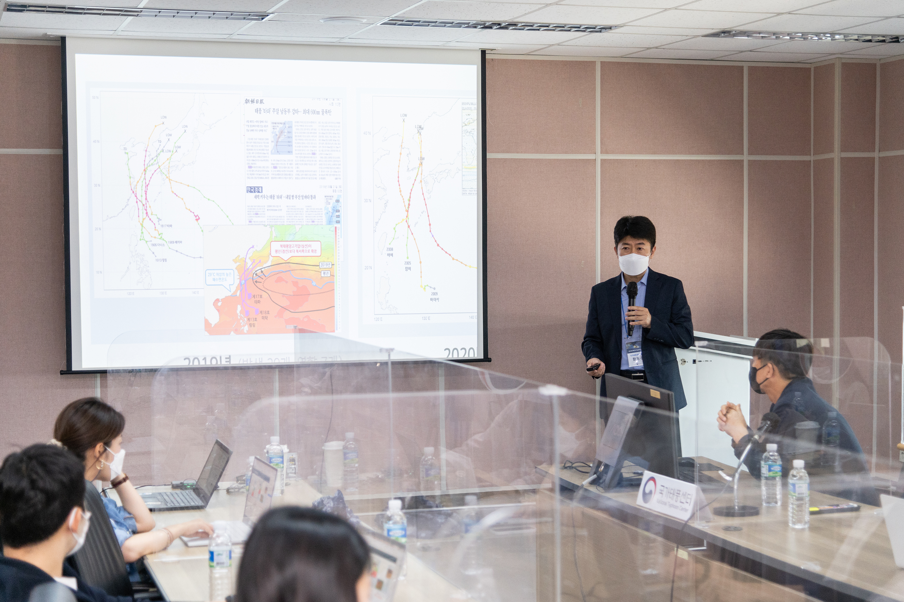 함동주 기상청 국가태풍센터장이 지난 25일 제주 서귀포시 남원읍 국가태풍센터에서 태풍의 경로에 대해 설명하고 있다. 기상청 제공