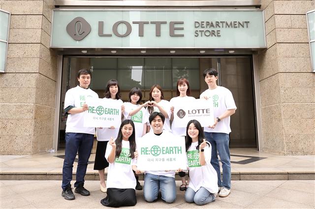 롯데백화점 직원들이 서울 중구 명동의 본점 앞에서 리얼스 캠페인을 홍보하고 있다. 롯데백화점 제공