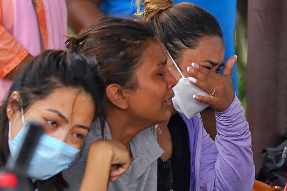 네팔 타라에어 소형 쌍발기 트윈오터의 실종 소식을 들은 탑승자 가족들이 눈물을 흘리고 있다. AFP 연합뉴스 
