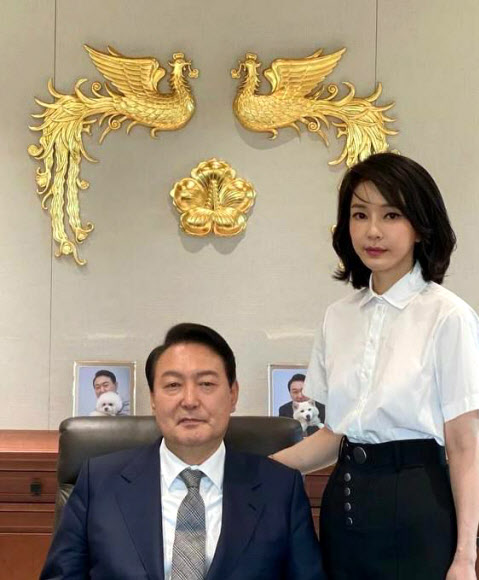 집무실에서 기념 촬영하는 윤석열 대통령과 김건희 여사