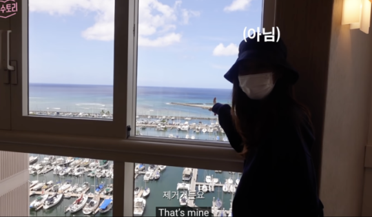 소녀시대 멤버이자 배우로도 활동 중인 최수영이 미국에서 여행 근황을 전한 가운데 광고촬영으로 하와이에 떠난 모습을 공개했다. 유튜브 캡처<br>