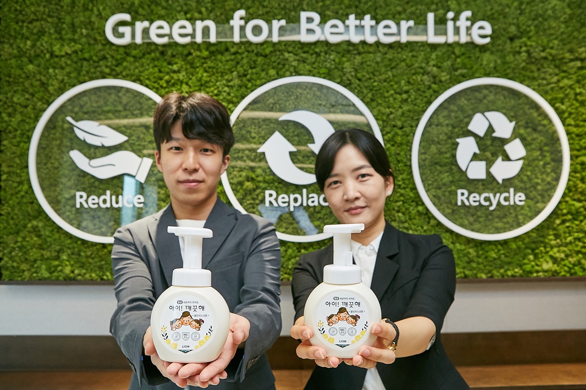 SK지오센트릭과 라이온코리아 직원들이 플라스틱 재활용 생태계 조성을 위한 업무협약(MOU)을 체결한 후 친환경 소재가 적용될 제품을 들고 기념촬영을 하고 있다. SK지오센트릭 제공