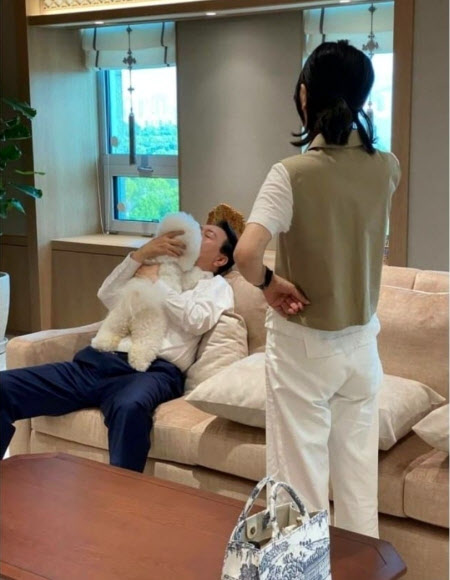 윤석열 대통령과 부인 김건희 여사가 지난 28일 서울 용산 대통령실 청사 대통령 집무실에서 반려견과 시간을 보내고 있다. 2022.05.30.건사랑 네이버 카페