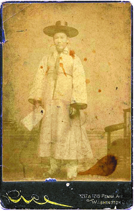 미국 현지에서 찍은 강진희의 초상 사진. 1888년 미국에 최초로 도착한 공관원 일행의 사진 가운데 유일한 원본으로 뒷면에는 사진관 주소도 적혀 있다. 예화랑 제공 