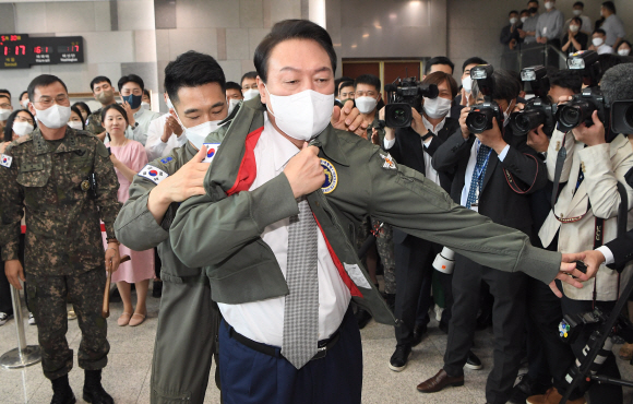 윤석열 대통령이 30일 오전 서울 용산 국방부?합참 청사를 처음 방문해, 공군 항공자켓을 입고 있다. 2022. 5. 30 박지환 기자