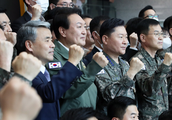 윤석열 대통령이 30일 오전 서울 용산구 국방부ㆍ합참 청사를 초도 방문, 공군 항공점퍼를 착용한 채 이종섭 국방부 장관, 원인철 합참 의장을 비롯한 군 관계자들과 기념촬영을 하고 있다. 2022. 5. 30 박지환 기자