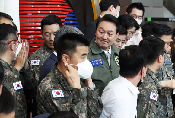 윤석열 대통령이 30일 오전 서울 용산구 국방부ㆍ합참 청사를 초도 방문, 공군 항공점퍼를 착용한 채 군 관계자들과 기념촬영을 하고 있다. 2022. 5. 30 박지환 기자