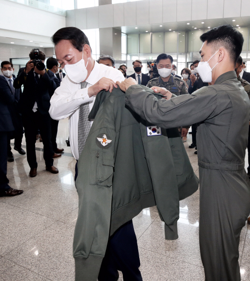 윤석열 대통령이 30일 오전 서울 용산구 국방부ㆍ합참 청사를 초도 방문해 공군 항공점퍼를 착용하고 있다.2022. 5. 30 박지환 기자