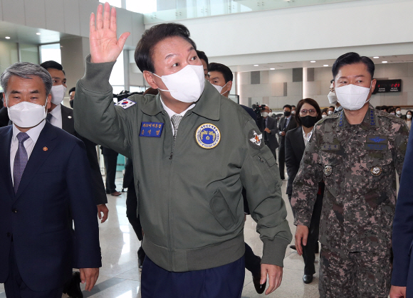 윤석열 대통령이 30일 오전 서울 용산구 국방부ㆍ합참 청사를 초도 방문, 공군 항공점퍼를 착용한 채 직원들에게 손인사를 하고 있다.2022. 5. 30 박지환 기자