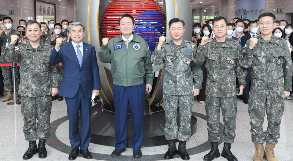 윤석열 대통령이 30일 오전 용산 국방부?합참 청사를 처음 방문해 참석자들과 기념촬영을 하고 있다.(왼쪽부터 김홍석 합참 작전본부장, 이종섭 국방부장관, 윤 대통령, 원인철 합참의장, 정덕성 합참 군사지원본부장, 김규화 합참 전략기획본부장). 2022. 5. 30 박지환 기자